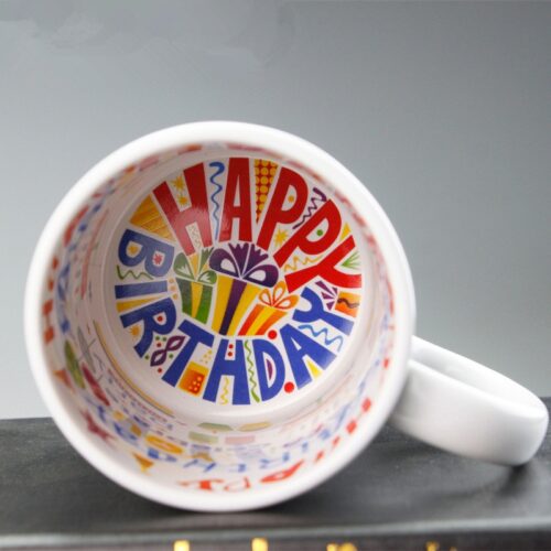 Cana alba cu mesaj Happy Birthday in interior