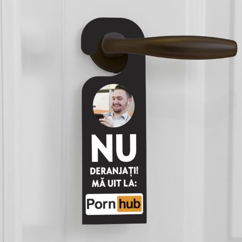 Semn de usa personalizat "Nu deranjati, ma uit la"
