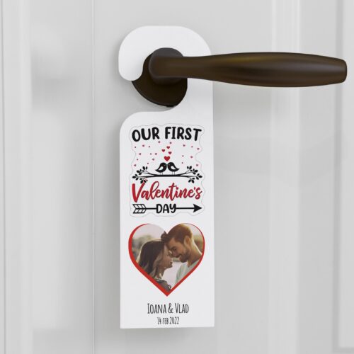 Semn de usa personalizat "Our first Valentine's Day" si nume