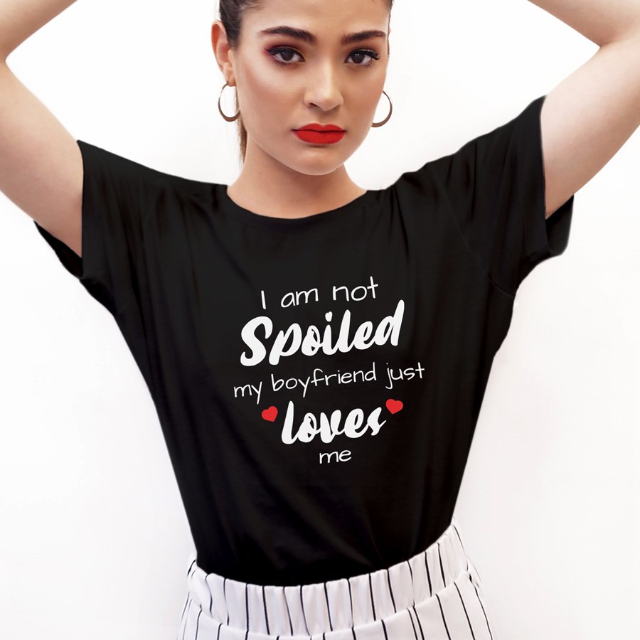 Tricou personalizat cu text "I am not spoiled, my boyfriends just loves me"