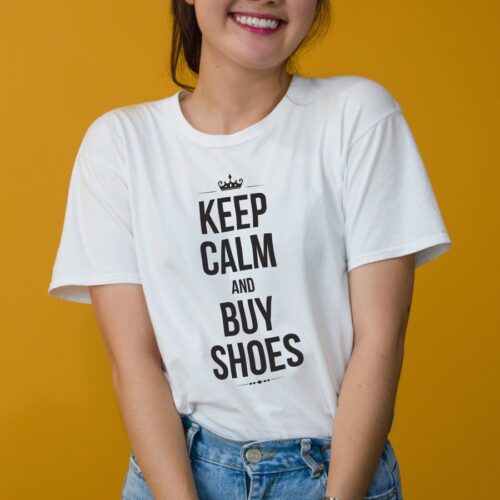 Tricou personalizat cu mesaj "Keep calm and buy shoes"